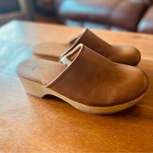 Universal Thread camel brown heeled clogs
